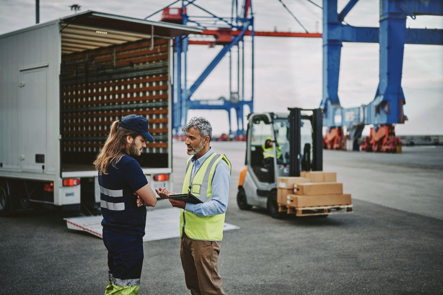 transportation-logistics-fleet-manager-malaga-truck-port-blog - Fleet Witness - Fleet Tracking Fleet manager talking to driver
